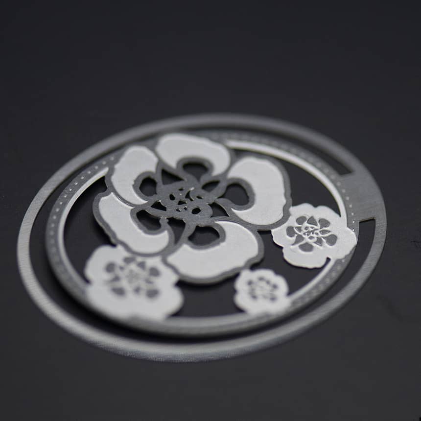 2 精緻鏤空花不鏽鋼書夾細部圖 - MicroMetal | Precision Metal Etching Manufacturer 精緻鏤空花不鏽鋼書夾細部圖