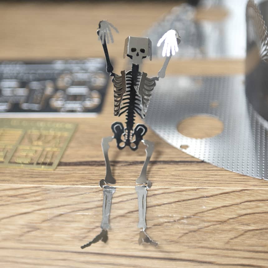 骷髏頭不鏽鋼飾片折型 - MicroMetal | Precision Metal Etching Manufacturer