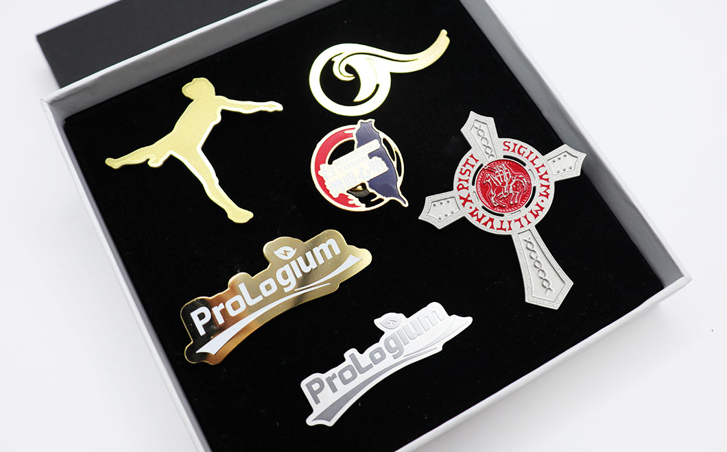 蝕刻 + 鏤空（貫穿）